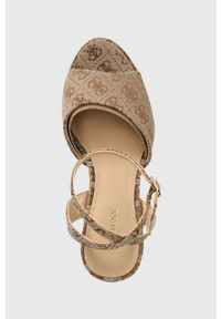 Guess sandały RHINNAE3 kolor beżowy FL7R3N FAL03. Zapięcie: klamry. Kolor: beżowy. Materiał: materiał, guma. Obcas: na obcasie. Wysokość obcasa: średni #2