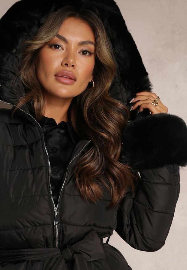 Renee - Czarna Kurtka Pikowana z Futerkiem Pasilinai. Kolor: czarny. Materiał: futro. Długość rękawa: długi rękaw. Długość: długie. Sezon: zima, jesień