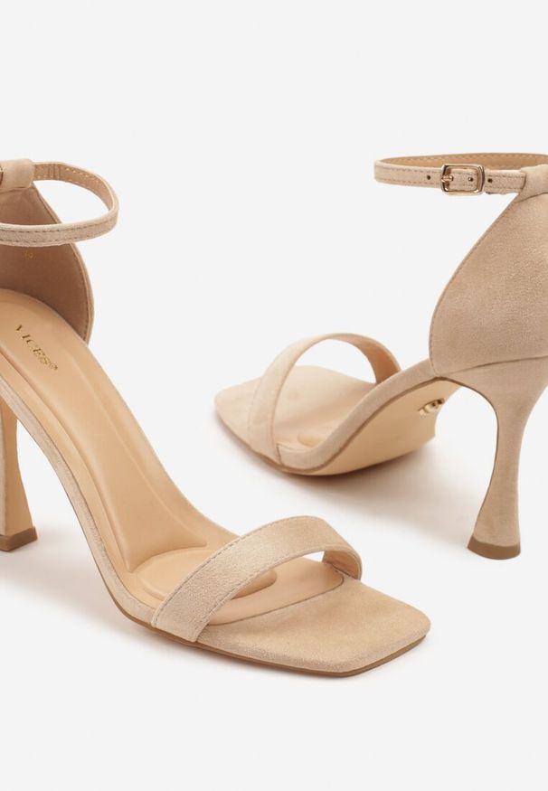 Renee - Beżowe Sandały na Szpilce Vices z Kwadratowym Noskiem Linasena. Okazja: na spotkanie biznesowe, do pracy. Zapięcie: sprzączka. Kolor: beżowy. Sezon: lato. Obcas: na szpilce. Styl: biznesowy, klasyczny