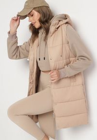 Born2be - Ciemnobeżowa Pikowana Kamizelka z Kapturem i Sznurkami Zelothis. Typ kołnierza: kaptur. Kolor: beżowy. Materiał: dzianina, jeans. Długość: długie. Sezon: jesień. Styl: klasyczny, elegancki #5