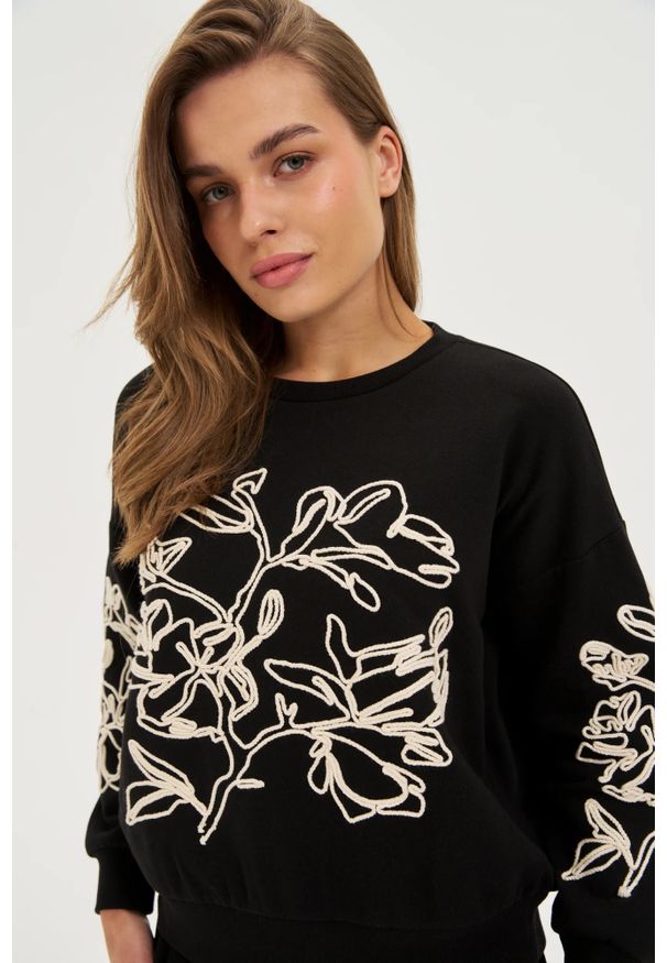 MOODO - Bluza z aplikacją czarna. Kolor: czarny. Materiał: poliester, bawełna. Wzór: aplikacja
