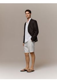 Reserved - Lniane szorty regular fit - biały. Kolor: biały. Materiał: len