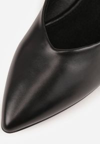 Renee - Czarne Czółenka Vices ze Skórzaną Wkładką na Niskim Obcasie ze Zdobieniem Dakene. Nosek buta: szpiczasty. Kolor: czarny. Materiał: skóra. Wzór: aplikacja. Obcas: na obcasie. Styl: elegancki. Wysokość obcasa: niski #6