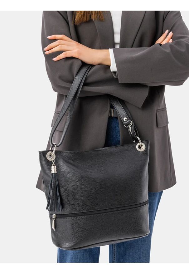 Ryłko - Czarna torebka z frędzlem. Kolor: czarny. Dodatki: z frędzlami. Materiał: skórzane. Styl: street