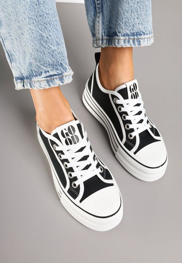 Renee - Czarne Trampki na Platformie Ozdobione Cyrkoniami Arenoria. Okazja: na co dzień. Kolor: czarny. Materiał: jeans. Wzór: aplikacja. Obcas: na platformie. Styl: sportowy, elegancki, casual