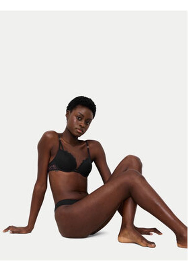 Triumph Biustonosz push-up That Night In Vegas 10224875 Czarny. Kolor: czarny. Materiał: syntetyk. Rodzaj stanika: push-up