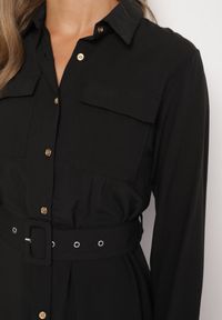 Born2be - Czarna Koszulowa Sukienka Rozkloszowana Ozdobiona Kieszeniami z Klapami i Paskiem Rinnella. Kolor: czarny. Wzór: aplikacja. Typ sukienki: koszulowe. Styl: klasyczny #4