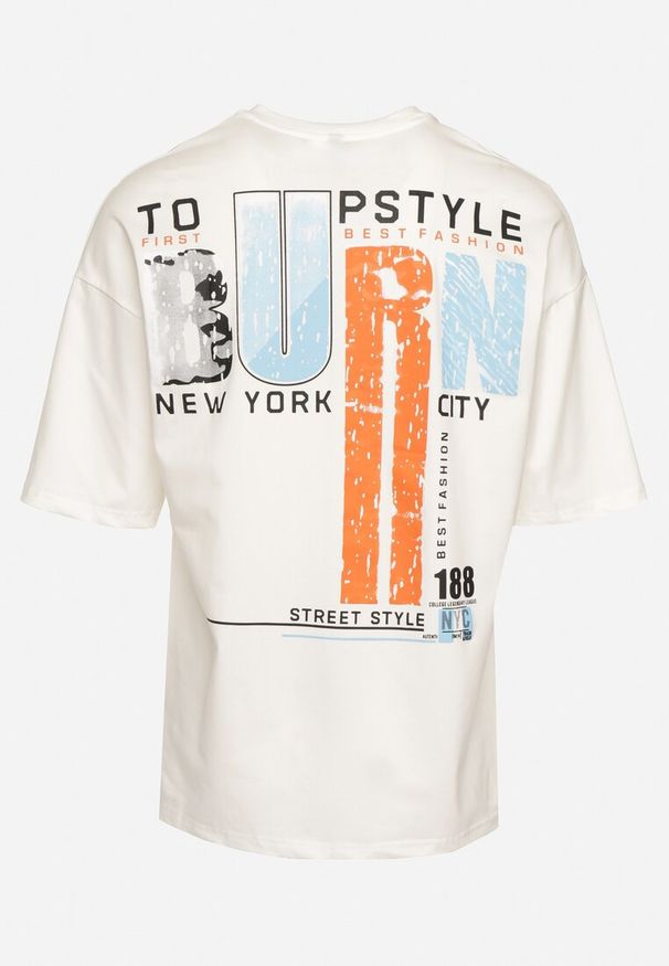 Born2be - Biała Bawełniana Koszulka z Krótkim Rękawem i Ozdobnymi Nadrukami na Plecach i z Przodu Azariel. Okazja: na co dzień. Kolor: biały. Materiał: bawełna. Długość rękawa: krótki rękaw. Długość: krótkie. Wzór: nadruk. Styl: casual