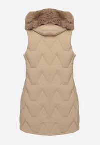 Born2be - Beżowa Kamizelka Pikowana z Futerkiem i Kapturem Innarella. Okazja: na co dzień, do pracy. Kolor: beżowy. Materiał: futro. Styl: casual, elegancki #7