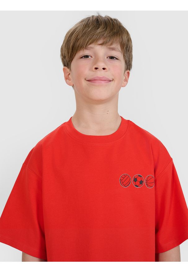 4f - 4F T-shirt oversize z nadrukiem chłopięcy - czerwony 158 (12-13 lat). Okazja: na co dzień. Kolor: czerwony. Materiał: dzianina, bawełna, jersey. Długość rękawa: krótki rękaw. Długość: krótkie. Wzór: nadruk. Sezon: lato. Styl: klasyczny, sportowy, casual