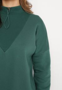 Born2be - Zielona Bawełniana Bluza z Półgolfem i Ściągaczem Themista. Kolor: zielony. Materiał: bawełna. Długość rękawa: długi rękaw. Długość: długie