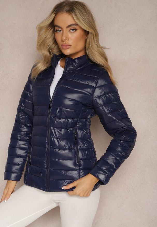 Renee - Granatowa Przejściowa Kurtka Pikowana z Zasuwanymi Kieszeniami Asethalia. Typ kołnierza: bez kaptura. Kolor: niebieski. Materiał: jeans. Wzór: aplikacja. Styl: klasyczny