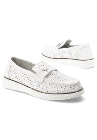 Mokasyny damskie Vinceza, cholewka ze skóry naturalnej licowej z perforacją wsuwany fason z ozdobnym paskiem zabudowany przód na lekkiej podeszwie, b. Zapięcie: pasek. Kolor: biały. Materiał: skóra. Szerokość cholewki: normalna #3