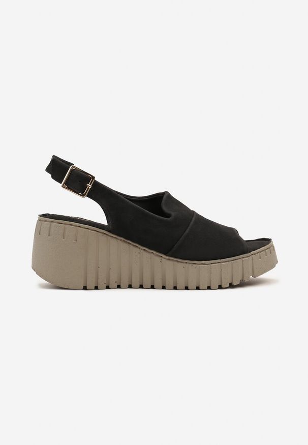 Renee - Czarne Sandały na Tłoczonym Koturnie Vices Reaveline. Okazja: do pracy, na plażę. Zapięcie: sprzączka. Kolor: czarny. Obcas: na koturnie. Styl: elegancki. Wysokość obcasa: średni