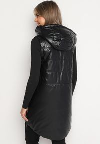 Born2be - Czarna Kamizelka Długa z Kapturem Ozdobiona Naszywką Zapinana na Napy Nevettea. Okazja: na co dzień. Typ kołnierza: kaptur. Kolor: czarny. Długość: długie. Wzór: aplikacja. Styl: casual, elegancki #5