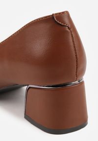 Renee - Brązowe Czółenka Vices na Słupku z Wkładką ze Skóry Naturalnej z Metaliczną Ozdobą Mixin. Okazja: na spotkanie biznesowe, do pracy. Kolor: brązowy. Materiał: skóra. Wzór: aplikacja. Obcas: na słupku. Styl: biznesowy, elegancki #6