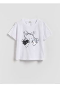 Reserved - T-shirt z cekinową aplikacją - złamana biel. Materiał: bawełna. Długość: krótkie. Wzór: aplikacja
