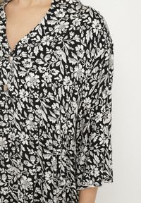 Born2be - Czarna Bawełniana Sukienka w Kwiaty o Rozkloszowanym Kroju Jenaleira. Okazja: na co dzień. Typ kołnierza: dekolt w serek. Kolor: czarny. Materiał: bawełna. Długość rękawa: krótki rękaw. Wzór: kwiaty. Styl: casual, klasyczny #2