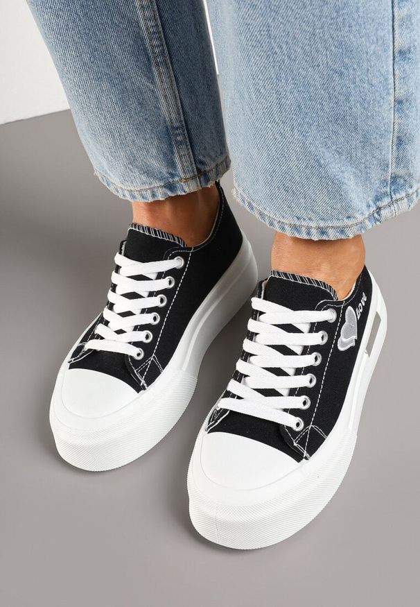 Born2be - Czarne Trampki na Grubej Podeszwie Ozdobione Sercem i Napisem Lurindia. Kolor: czarny. Materiał: jeans. Wzór: aplikacja, napisy. Obcas: na platformie. Styl: elegancki, klasyczny