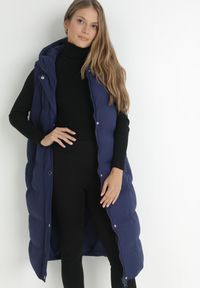 Born2be - Granatowa Kamizelka Długa z Kapturem Pikowana Ardrae. Typ kołnierza: kaptur. Kolor: niebieski. Materiał: materiał. Długość rękawa: bez rękawów. Długość: długie. Sezon: wiosna, jesień. Styl: klasyczny #5