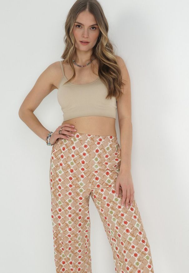 Born2be - Beżowe Szerokie Spodnie Bawełniane w Fantazyjny Nadruk Miia. Okazja: na co dzień. Kolor: beżowy. Materiał: bawełna. Długość: długie. Wzór: nadruk. Styl: casual, elegancki