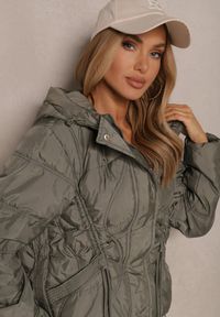 Renee - Zielona Kurtka z Kapturem Sznurkami i Ozdobnymi Przeszyciami Karedia. Okazja: na co dzień. Typ kołnierza: kaptur. Kolor: zielony. Materiał: jeans. Styl: sportowy, casual #4