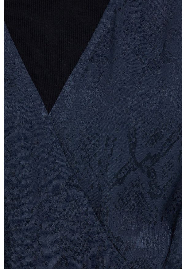 Superdry Sukienka kolor granatowy mini rozkloszowana. Kolor: niebieski. Materiał: tkanina. Długość rękawa: długi rękaw. Typ sukienki: rozkloszowane. Długość: mini