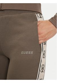 Guess Spodnie dresowe V2YB15 KB3P2 Brązowy Regular Fit. Kolor: brązowy. Materiał: bawełna