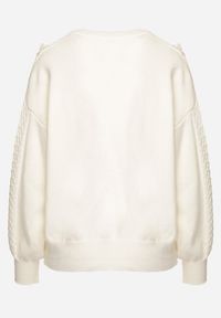 Born2be - Biały Sweter o Prostym Kroju Zdobiony Aplikacją w Kształcie Kwiatów z Perełkami Leavirae. Okazja: na co dzień. Kolor: biały. Materiał: jeans. Wzór: aplikacja, kwiaty. Styl: klasyczny, elegancki, casual #4
