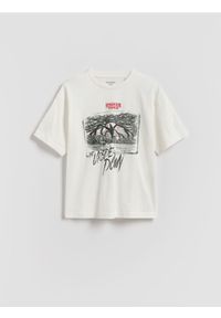 Reserved - T-shirt Stranger Things - złamana biel. Materiał: bawełna, dzianina