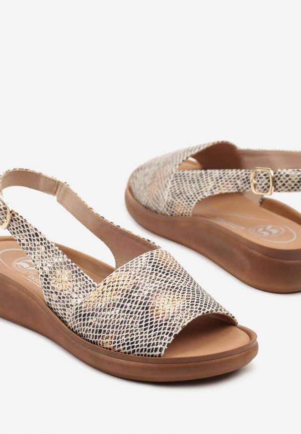 Born2be - Beżowe Sandały z Paskiem na Pięcie Jenoriela. Okazja: na co dzień. Zapięcie: pasek. Kolor: beżowy. Materiał: len. Styl: elegancki, casual