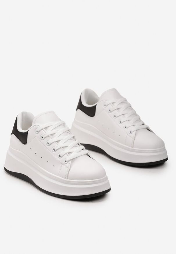 Born2be - Biało-Czarne Sneakersy z Delikatną Perforacją i Gumowym Misiem przy Sznurówkach Zephra. Kolor: biały. Materiał: guma