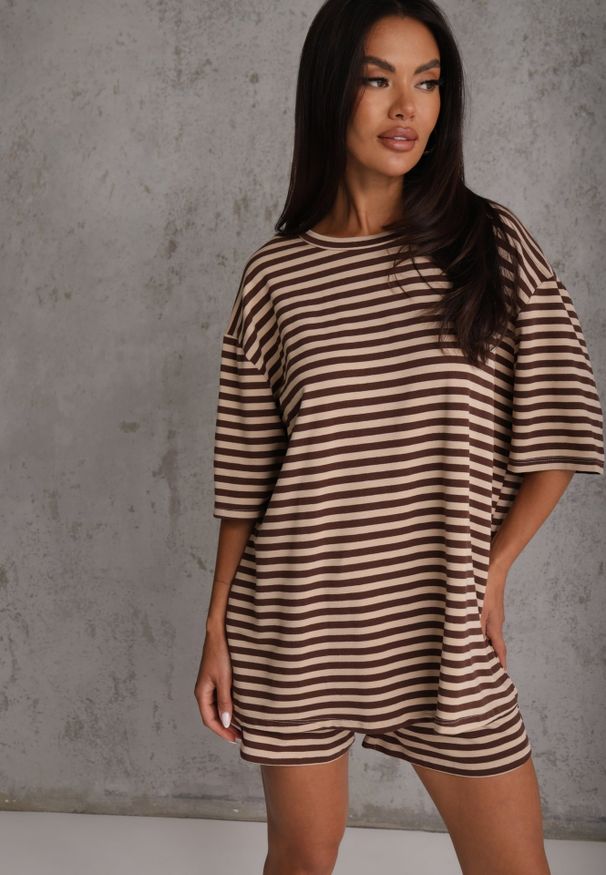 Renee - Brązowy Wiskozowy Komplet Oversize na Lato T-shirt i Krótkie Spodenki Omiche. Kolor: brązowy. Materiał: wiskoza. Wzór: aplikacja