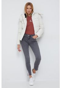 Calvin Klein Jeans kurtka damska kolor beżowy zimowa. Okazja: na co dzień. Kolor: beżowy. Materiał: włókno, poliester, materiał. Wzór: gładki. Sezon: zima. Styl: casual