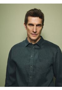 Reserved - Lniana koszula regular fit - oliwkowy. Kolor: oliwkowy. Materiał: len