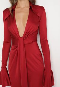 Born2be - Bordowa Koktajlowa Sukienka z Usztywnioną Linią Ramion i Rozkloszowanymi Rękawami Semirienne. Kolor: czerwony. Wzór: aplikacja. Styl: wizytowy #2