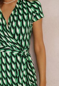 Renee - Zielona Sukienka LaRue. Kolor: zielony. Materiał: materiał. Wzór: geometria. Sezon: lato. Typ sukienki: kopertowe, dopasowane. Długość: mini #3