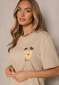 Renee - Jasnobeżowa Bawełniana Koszulka z Palmami Sunisora. Okazja: na co dzień. Kolor: beżowy. Materiał: bawełna. Wzór: aplikacja. Sezon: lato. Styl: casual #5