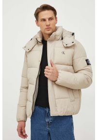 Calvin Klein Jeans kurtka męska kolor beżowy zimowa. Kolor: beżowy. Materiał: włókno, materiał. Wzór: nadruk. Sezon: zima #3