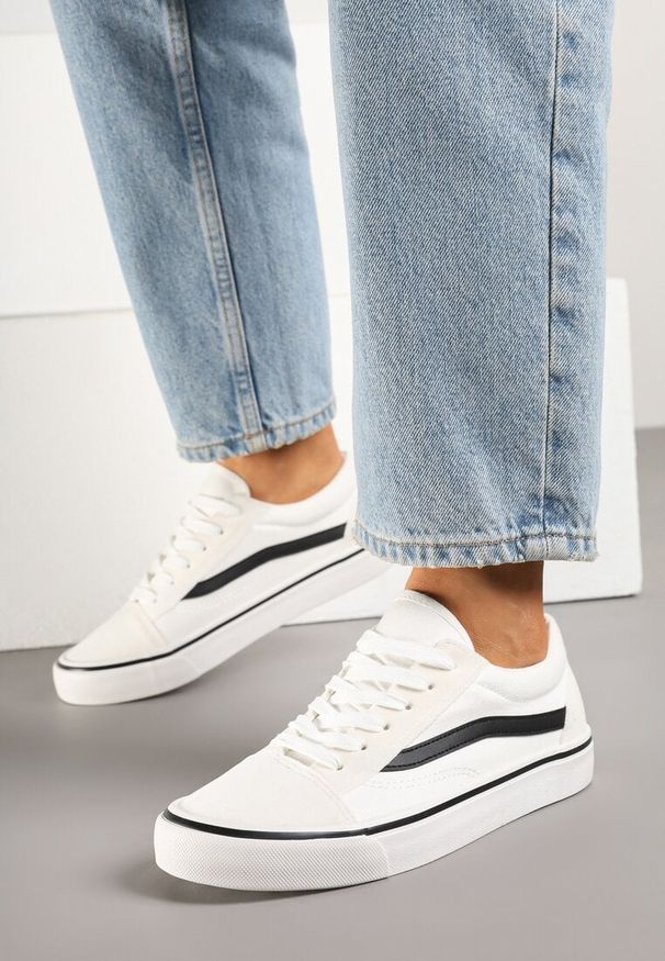 Born2be - Biało-Czarne Tenisówki z Ozdobną Naszywką i Przeszyciami Buildoria. Okazja: na co dzień. Zapięcie: zamek. Kolor: biały. Materiał: jeans. Wzór: aplikacja. Styl: casual
