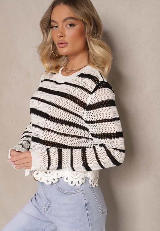 Renee - Biało-Czarny Krótki Sweter z Koronką i Ażurowym Wzorem Sovavia. Okazja: na co dzień. Kolor: biały. Materiał: koronka. Długość: krótkie. Wzór: koronka, ażurowy. Styl: elegancki, casual