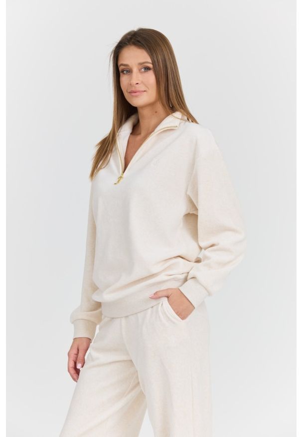 Juicy Couture - JUICY COUTURE Damska beżowa bluza Pete Pullover Gold, Rozmiar XS. Okazja: na co dzień. Typ kołnierza: bez kaptura. Kolor: beżowy. Materiał: materiał, bawełna, poliester. Długość rękawa: długi rękaw. Długość: długie. Styl: elegancki, casual