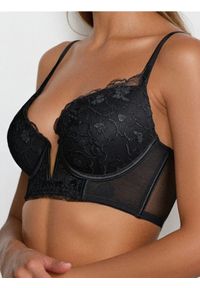 Sinsay - Biustonosz push-up z haftowaną koronką i efektem lureksu - czarny. Kolor: czarny. Materiał: koronka. Rodzaj stanika: push-up. Wzór: koronka, haft #1