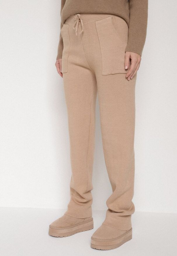 Born2be - Ciemnobeżowe Sweterkowe Spodnie z Wełną z Ozdobnymi Kieszeniami Monilana. Okazja: na co dzień. Kolor: beżowy. Materiał: wełna. Styl: casual