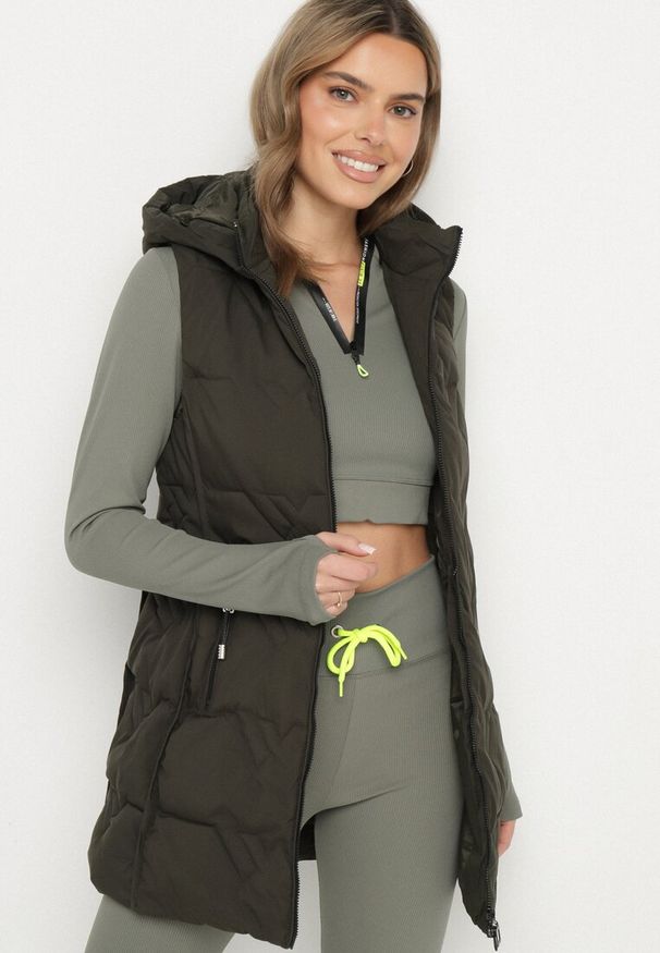 Born2be - Ciemnozielona Pikowana Kamizelka z Odpinanym Kapturem Mavalie. Kolor: zielony. Materiał: jeans. Wzór: aplikacja. Styl: elegancki