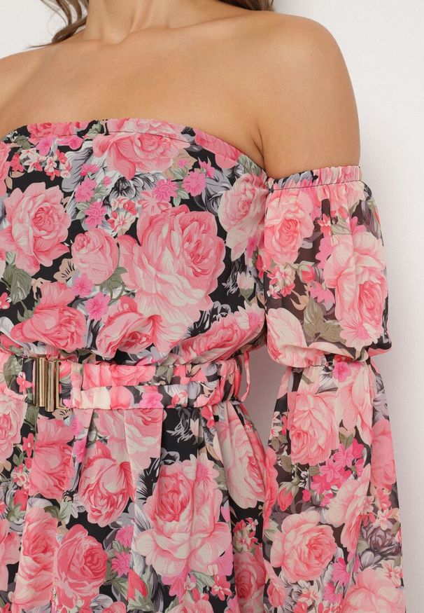 Born2be - Czarna Wiskozowa Sukienka Hiszpanka z Falbanami i Paskiem w Kwiaty Virmoi. Okazja: na spacer, na co dzień. Typ kołnierza: dekolt hiszpanka. Kolor: czarny. Materiał: wiskoza. Wzór: kwiaty. Typ sukienki: proste. Styl: casual