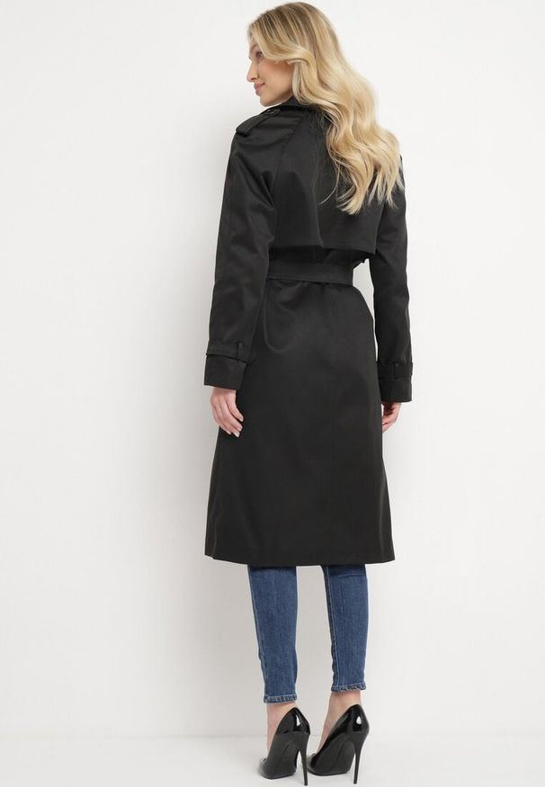 Born2be - Czarny Długi Płaszcz Trencz o Klasycznym Fasonie z Paskiem Nasde. Okazja: na co dzień. Kolor: czarny. Materiał: jeans. Długość: długie. Styl: klasyczny