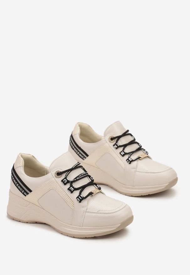 Renee - Beżowe Sneakersy ze Skórzaną Wkładką Ozdobione Napisami na Koturnie Dorvalia. Okazja: na spacer. Kolor: beżowy. Materiał: skóra. Wzór: aplikacja, napisy. Obcas: na koturnie. Sport: turystyka piesza