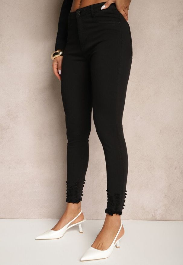 Renee - Czarne Przetarte Jeansy Skinny High Waist z Wiskozą Aveledia. Okazja: na co dzień. Stan: podwyższony. Kolor: czarny. Długość: do kostek. Wzór: aplikacja. Styl: elegancki, casual