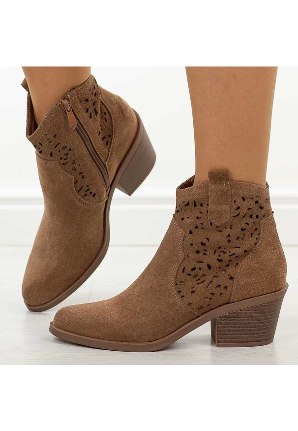 Coffee skórzane botki damskie, kowbojki S.Barski 8011. Okazja: na co dzień. Materiał: zamsz, skóra. Szerokość cholewki: normalna. Sezon: wiosna, jesień, lato. Obcas: na obcasie. Styl: casual, elegancki, klasyczny. Wysokość obcasa: średni